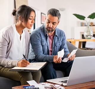 Pareja reuniendo documentación para saber cómo hacer un presupuesto familiar