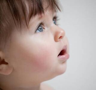 Mejillas rojas bebe