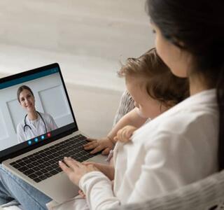 Doctora usando la salud digital para atender a unos pacientes