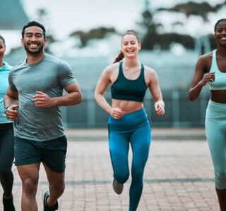 Grupo de personas haciendo deporte tranquilas porque tiene un seguro deportivo