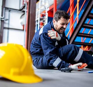Señor que ha tenido una caída, un tipo de accidente laboral