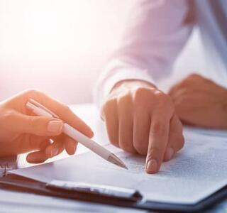 agente del seguro enseñando dónde está el número de póliza del seguro