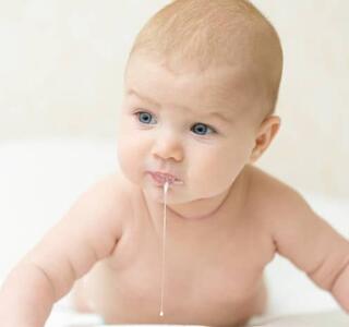 reflujo bebé regurgitación