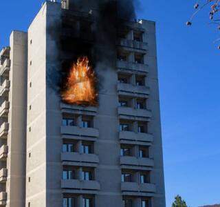 Fuego en edificio que necesita una protección contra incendios