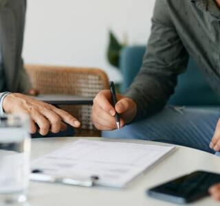 firmando un seguro de vida e hipoteca