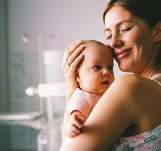 Madre contenta por la inclusión bebé en póliza familiar