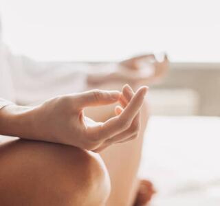 mujer practicando meditación y mindfulness