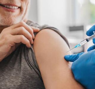 Hombre poniéndose vacunas para áfrica