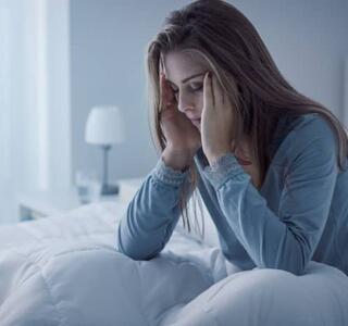 Mujer con ansiedad al despertar