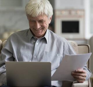 Señor utilizando un comparador de seguros de salud