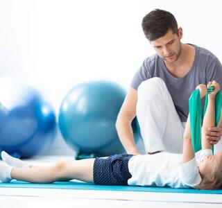 Nena en fisioterapia pediátrica