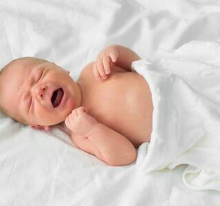 bebé con cólico del lactante