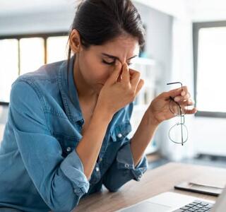 La fatiga mental se refiere a un estado de agotamiento psicológico que surge como consecuencia de demandas cognitivas prolongadas o intensas.