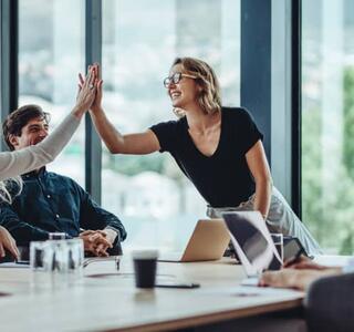 Una superior utilizando la retroalimentación positiva a una de sus empleadas