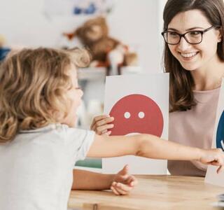 Niña aprendiendo qué es la inteligencia emocional