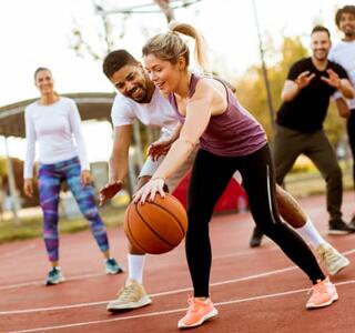 Amigos practicando actividades recreativas como jugar a basket