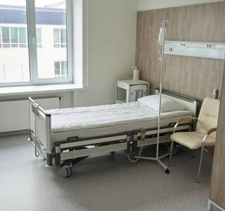 Foto de la moderna habitación vacía del hospital y la cama