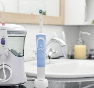 Entender qué es un irrigador dental y cómo funciona es el primer paso hacia una rutina de higiene bucal más eficaz y profunda.