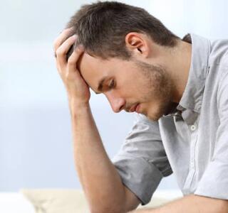 El sentimiento de culpa surge cuando percibimos una transgresión de normas éticas, afectando profundamente nuestro estado emocional.