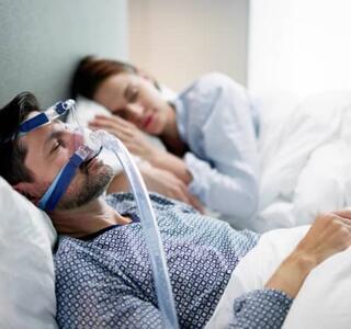 La CPAP es un tratamiento efectivo para dejar de roncar en casos de apnea del sueño.