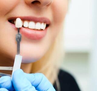 Una prótesis dental es una solución útil para aquellas personas que han perdido uno o varios dientes.