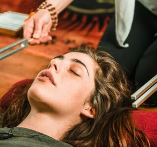 Mujer relajándose con musicoterapia.