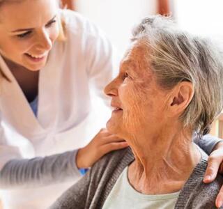 Los cuidadores de personas mayores son fundamentales para garantizar el bienestar físico y emocional de nuestros seres queridos.