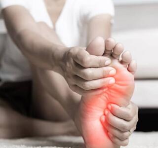 El dolor de pies es una molestia que puede deberse a diversas causas, como el uso de calzado inadecuado.