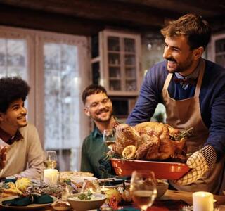 El pavo relleno de ciruelas y orejones es un clásico Acción de Gracias.