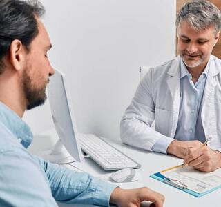 El síndrome de Münchausen se caracteriza por la creación deliberada de síntomas físicos o psicológicos sin una enfermedad real.