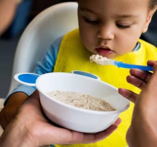 Los cereales para bebés son uno de los primeros alimentos sólidos que se introducen en la dieta infantil.