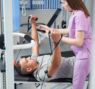 Chico recibiendo una sesión de fisioterapia neurológica