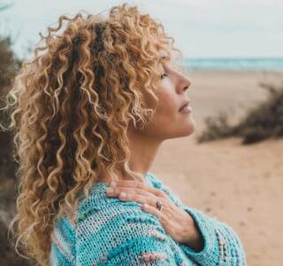 Perdonarse a uno mismo es un acto esencial para lograr la paz interior.