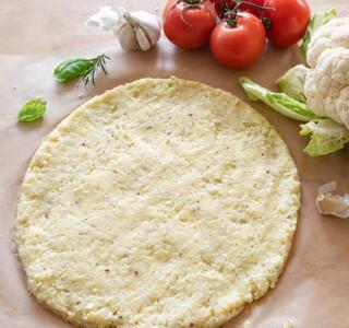 La pizza con masa de coliflor es ideal para celíacos.