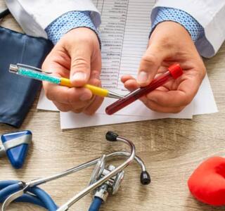 Tubo de laboratorio con sangre para detectar hemocromatosis