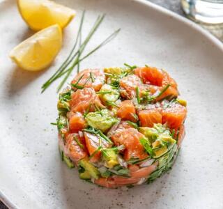 La presentación del tartar de salmón y aguacate se puede hacer con un aro, en capas.