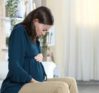 mujer embarazada que sufre dolor por cólicos en el embarazo