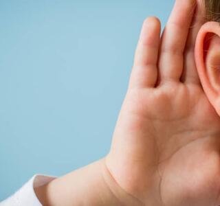 La hipoacusia infantil puede afectar el desarrollo del lenguaje.