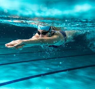 Nadar correctamente requiere una técnica de respiración adecuada.