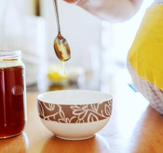 Miel y embarazo son compatibles en consumo moderado.