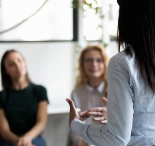 Psicólogo dando formación en su empleo como psicólogo laboral