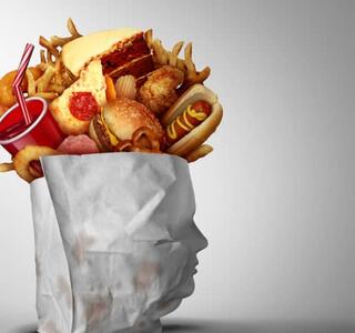 Evitar alimentos que suben el colesterol ayuda a mejorar la salud cardiovascular.