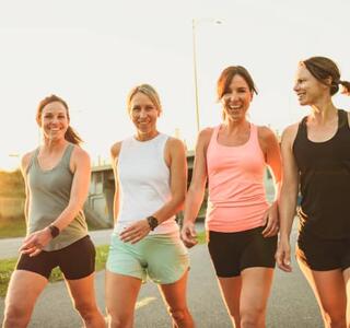 Mujeres caminando juntas por un parque
