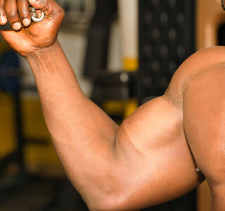 temblor de brazos al hacer fuerza