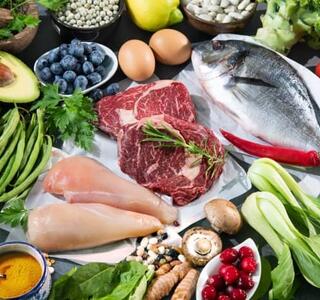 imagen de variedad de alimentos como carne pescados o verduras que están en la dieta paleo