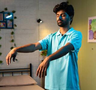 Hombre con sonambulismo camina dormido con los brazos levantados a la altura de su pecho, simulando la postura característica de los zombies.