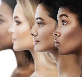 Imagen de 4 mujeres de distinto color de piel y pelo dispuesta en fila, de perfil, demostrando diferentes rasgos de personalidad.