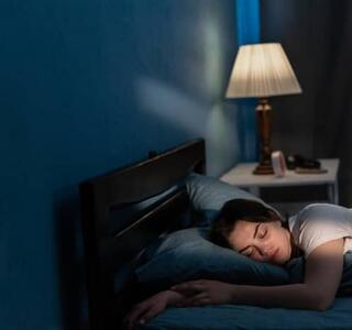 mujer durmiendo y descansando en su cama