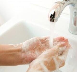 lavado de manos con agua y jabón