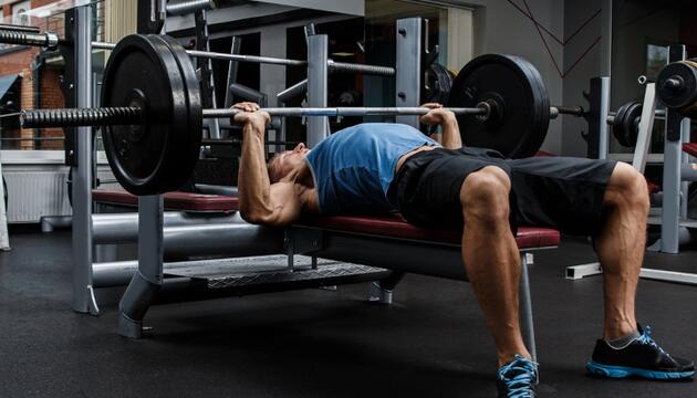 PRESS BANCA: DIFERENCIAS DE ACTIVACIÓN MUSCULAR ENTRE HOMBRES Y